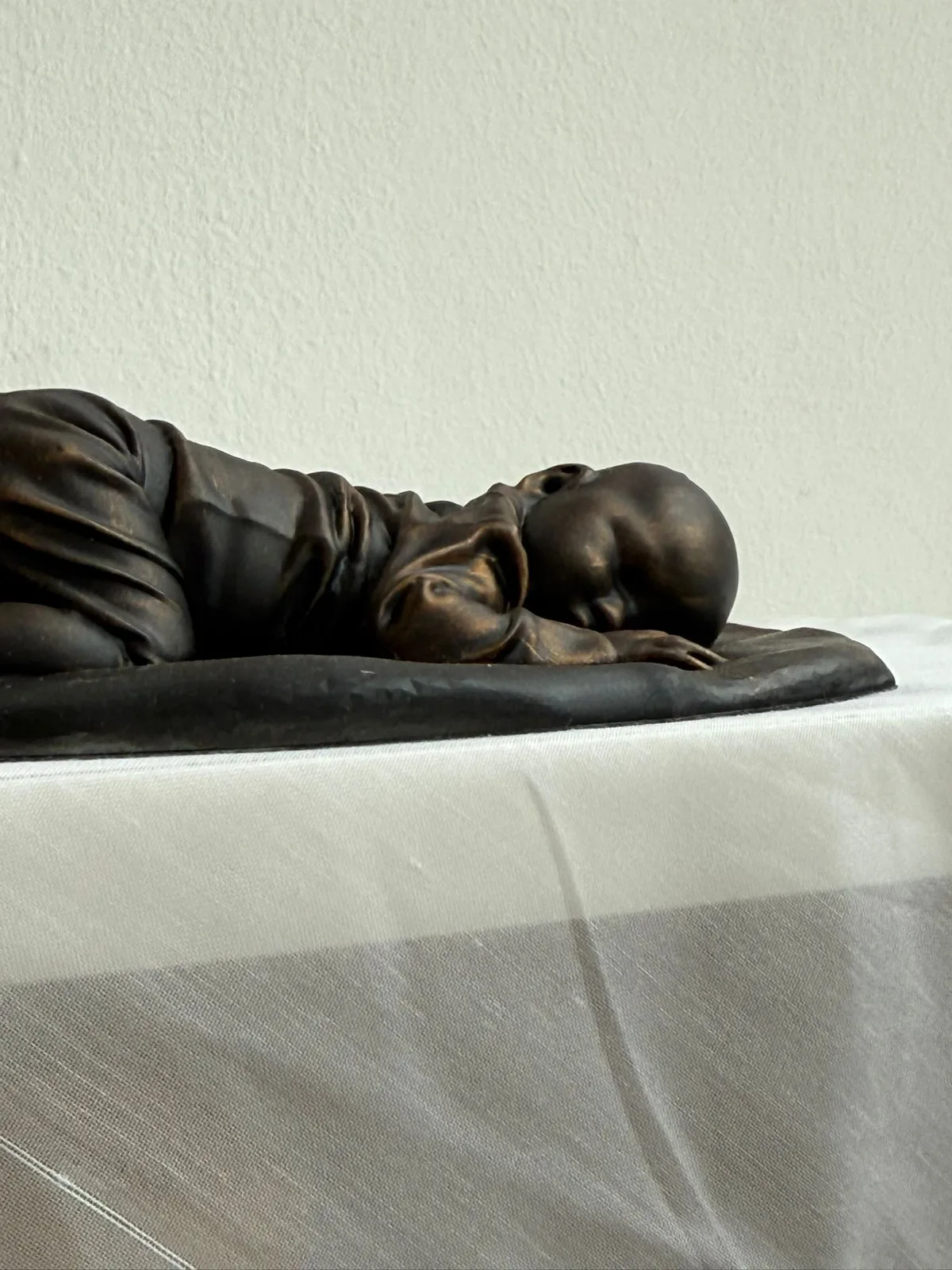 Babybeeldje Arte-Lumina bronslook, zijaanzicht, elk detail van je baby vastgelegd